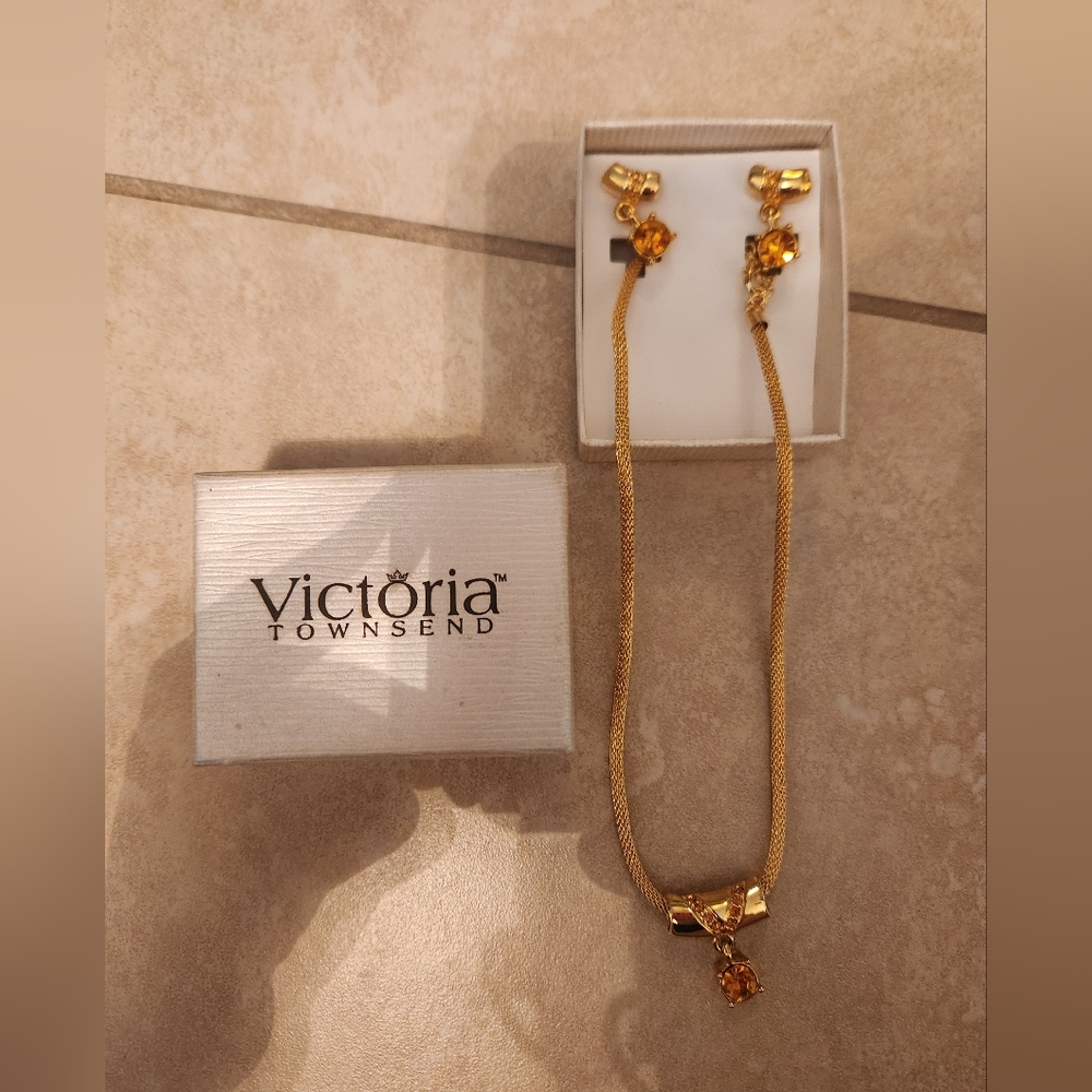 Victoria Townsend Necklace Jewelry Set Gold Tone Citrine Stone Earrings Box